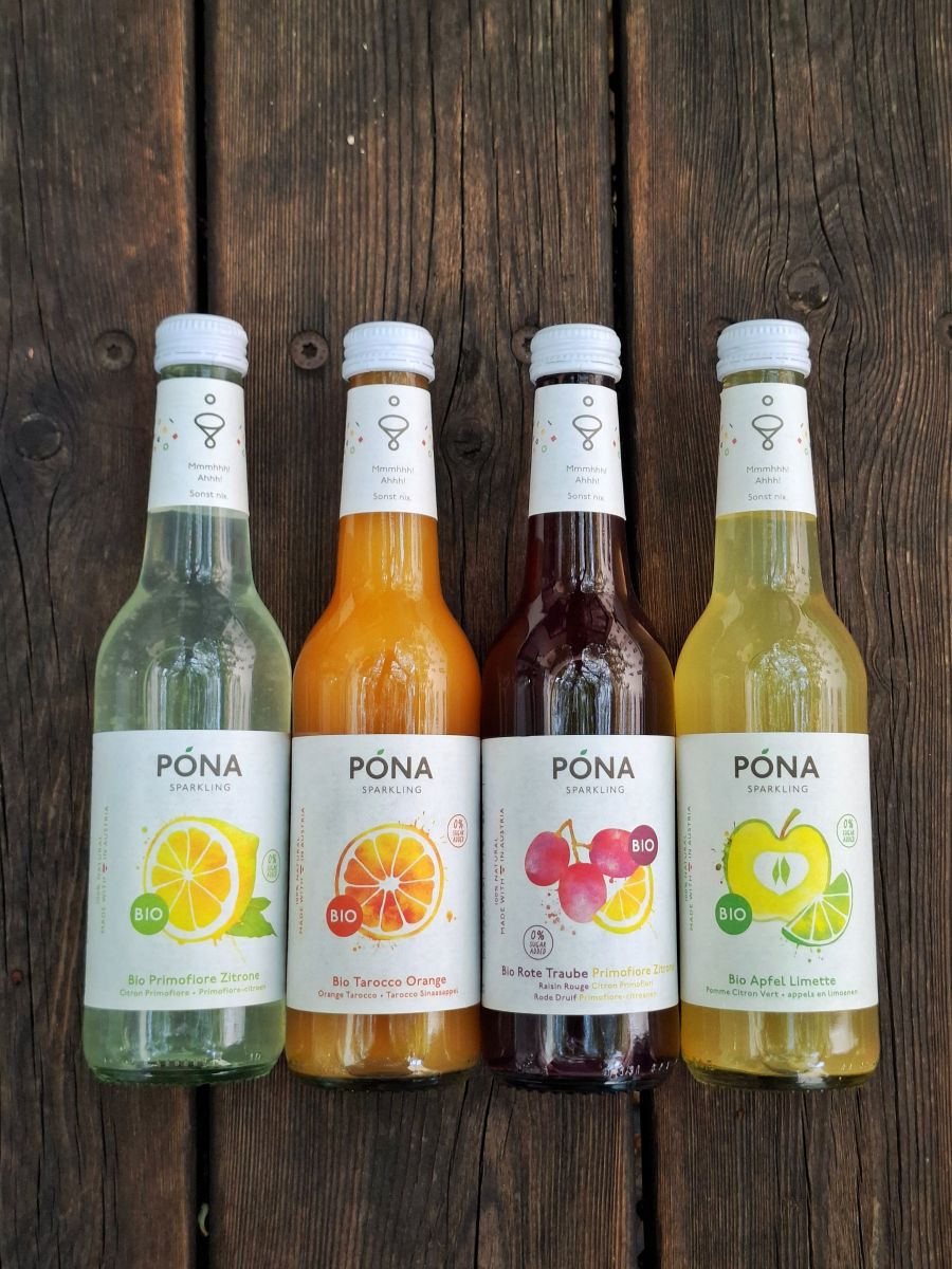 Pona natürliche Fruchtsäfte im Glas