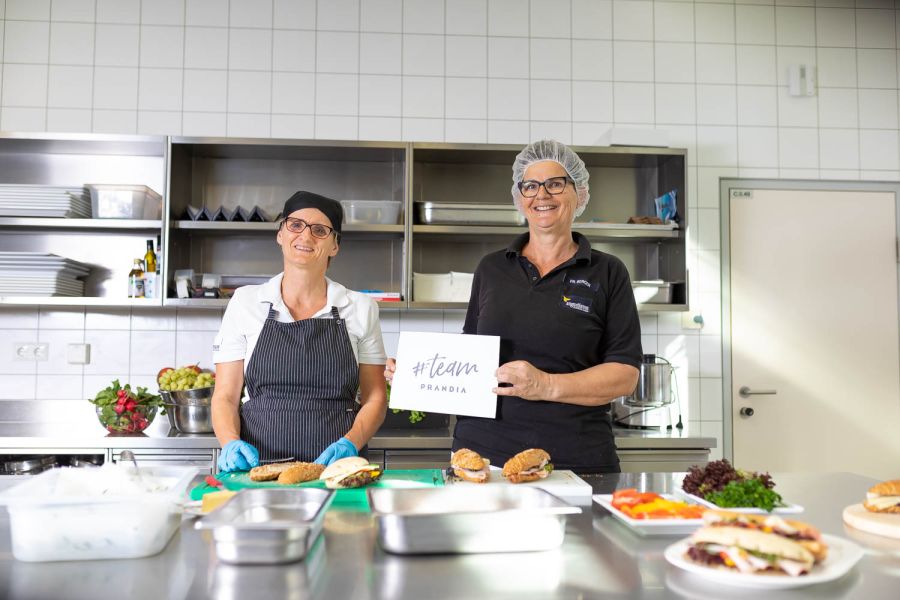 Zubereitung von frischen Jausenweckerln durch das Küchenteam von Prandia